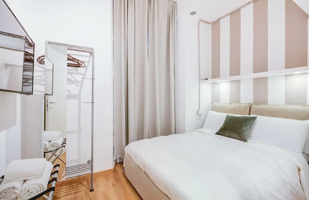 Guesthost - Spanish Steps Luxury Apartment-1